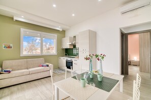 Familienapartment, Mehrere Schlafzimmer, Meerseite (Corallo House 200m From The Sea) | Wohnbereich | 21-Zoll-Flachbildfernseher mit Kabelempfang