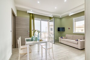 Familienapartment, Mehrere Schlafzimmer, Meerseite (Corallo House 200m From The Sea) | Wohnbereich | 21-Zoll-Flachbildfernseher mit Kabelempfang