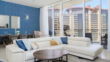 Appartement Deluxe | Coin séjour | TV connectée de 32 pouces avec chaßnes par satellite, télévision