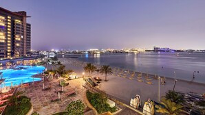 A hotel with a pool, beach, and cityscape. - bnbme | Tiara Tanzanite | 1 BDR (Dubai)