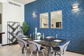 Apartamento Deluxe | Servicio de comidas en la habitación