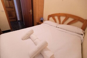 3 slaapkamers, een strijkplank/strijkijzer, gratis wifi, beddengoed