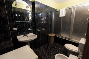 Baignoire, sĂšche-cheveux, serviettes fournies