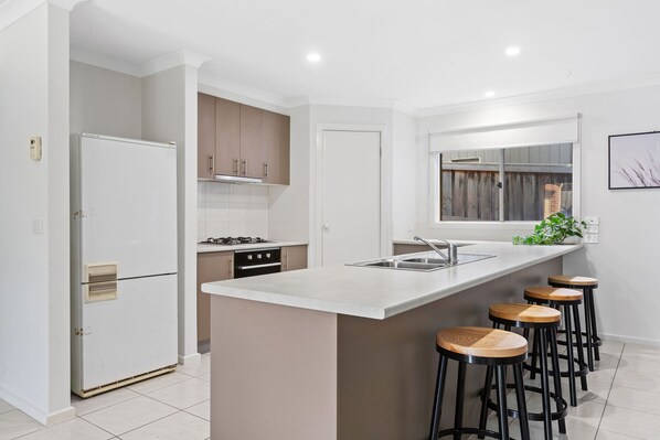 Kylskåp, kaffe- och tebryggare, brödrost och grytor/köksredskap