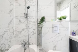 Appartement, 2 queensize bedden | Badkamer | Een bad/douchecombinatie, een diep bad, een haardroger, handdoeken