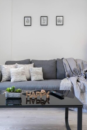 Living area - Livestay - Luxury 2bed Apartment With Free Parking (Slough)