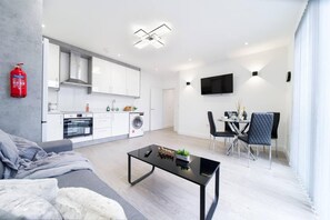 Apartment, 2 Queen Beds | Living room