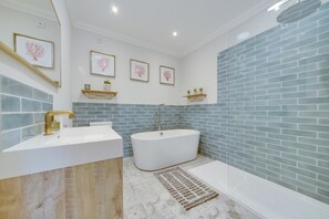 House (5 Bedrooms) | Bathroom