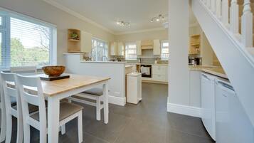 House (5 Bedrooms) | Private kitchen | Microwave, oven, electric kettle, toaster