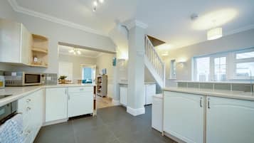 House (5 Bedrooms) | Private kitchen | Microwave, oven, electric kettle, toaster