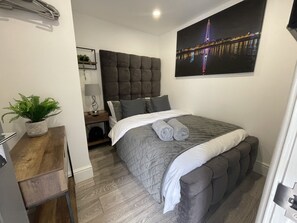 Luksusleilighet, privat bad, hageutsikt (HOT TUB & spa bath ) | 1 soverom