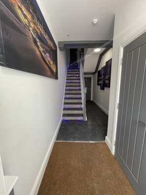 Luksusleilighet, privat bad, hageutsikt (HOT TUB & spa bath ) | Lobby