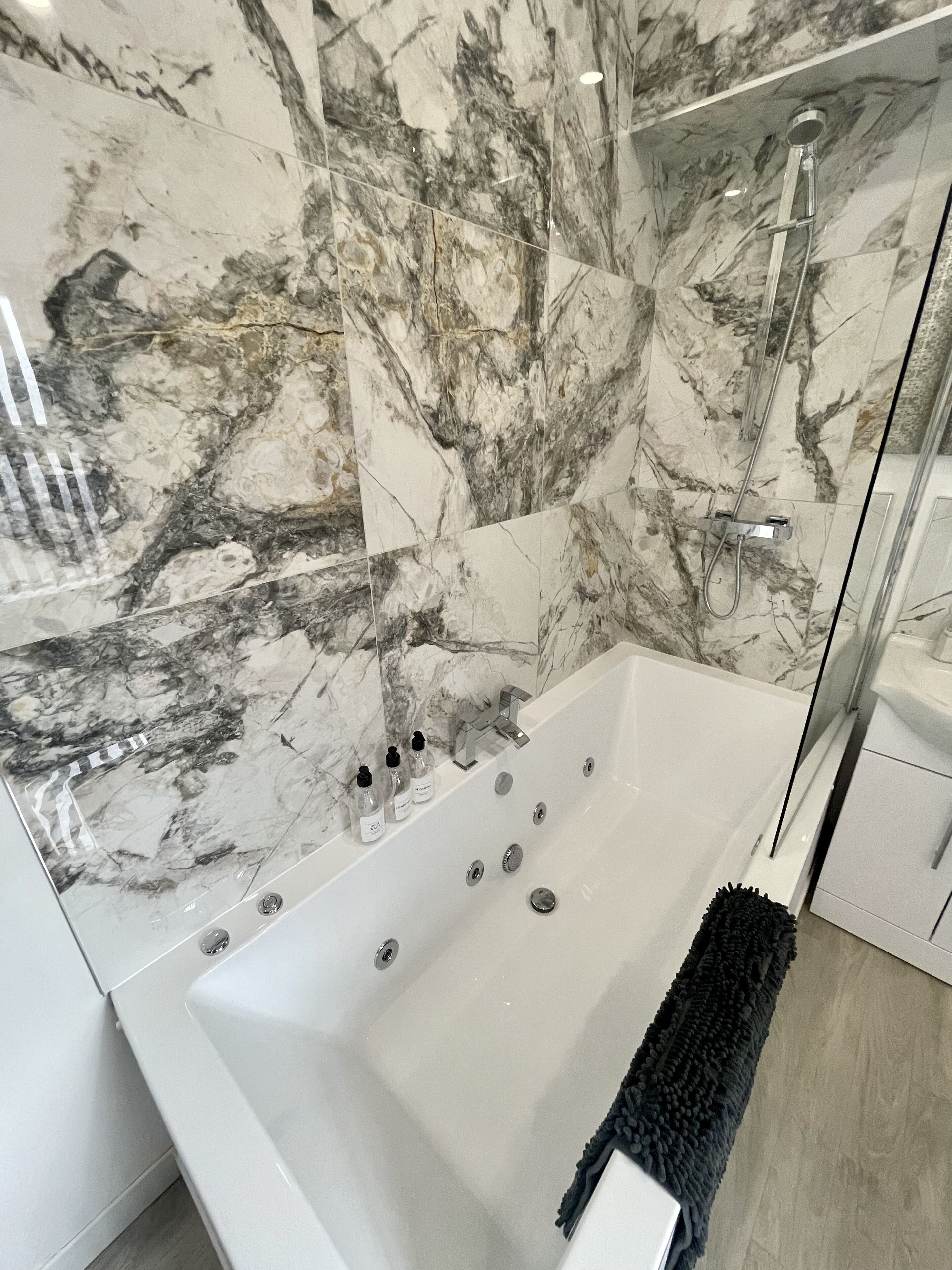 Osborne Luxury Hot Tub and Jacuzzi Suites