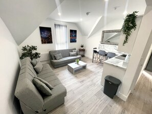 Superior Suite, Private Bathroom (Spa Bath) | Lounge