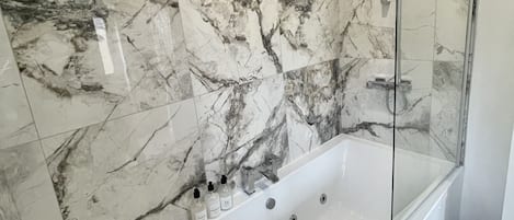Luxus apartman, privát fürdőszoba, kilátással a kertre (HOT TUB & spa bath ) | Fürdőszoba