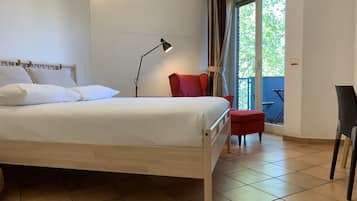 Quarto exclusivo, 1 cama Queen, sacada | Ferros/tábuas de passar roupa, Wi-Fi de cortesia
