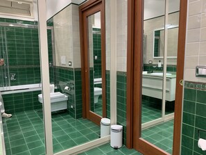 Junior Studio Suite | Bathroom | Bidet, towels, toilet paper - SmooRoomS Trastevere (Rome)