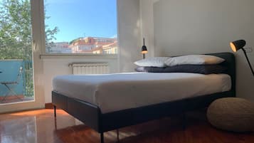 Quarto casal luxo, sacada | Ferros/tábuas de passar roupa, Wi-Fi de cortesia