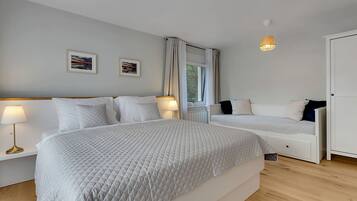 2 sovrum, vÀrdeförvaringsskÄp pÄ rummet och skrivbord