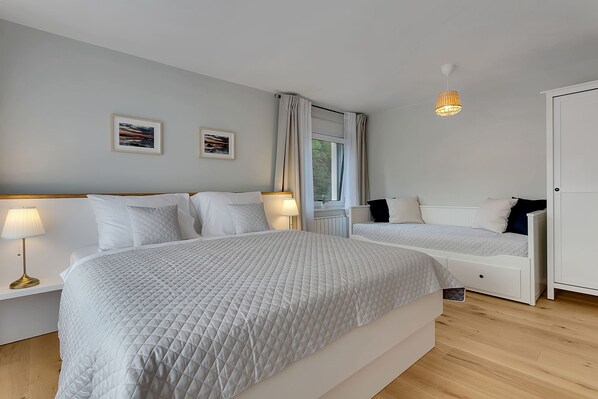 2 bedrooms, in-room safe, desk, iron/ironing board