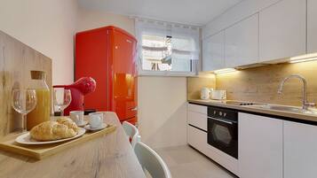 Kühlschrank, Mikrowelle, Ofen, Herdplatte