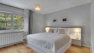 2 chambres, coffres-forts dans les chambres, bureau