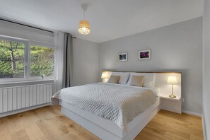 2 makuuhuonetta, tallelokero huoneessa, työpöytä, silitysrauta/-lauta