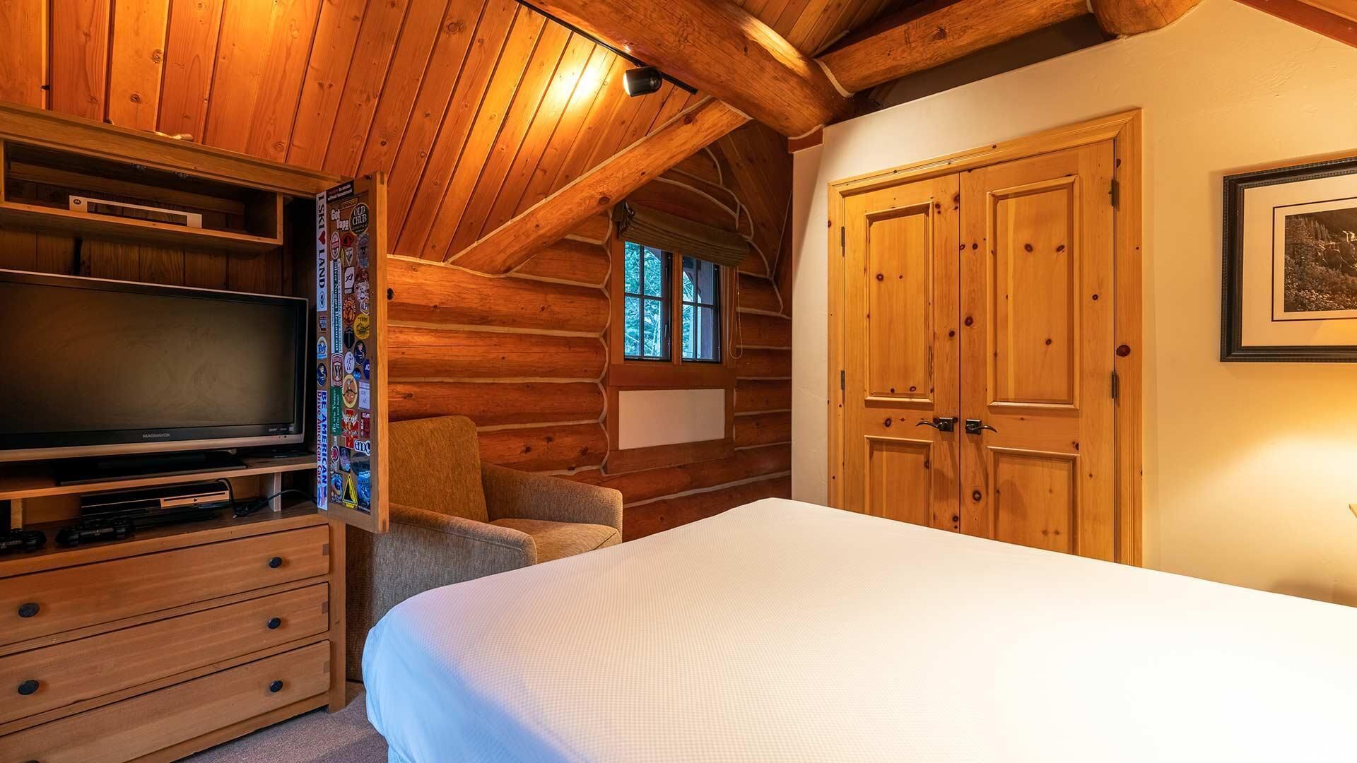 See Forever Cabin 103-Escape into this wonderful three bedroom Cabin