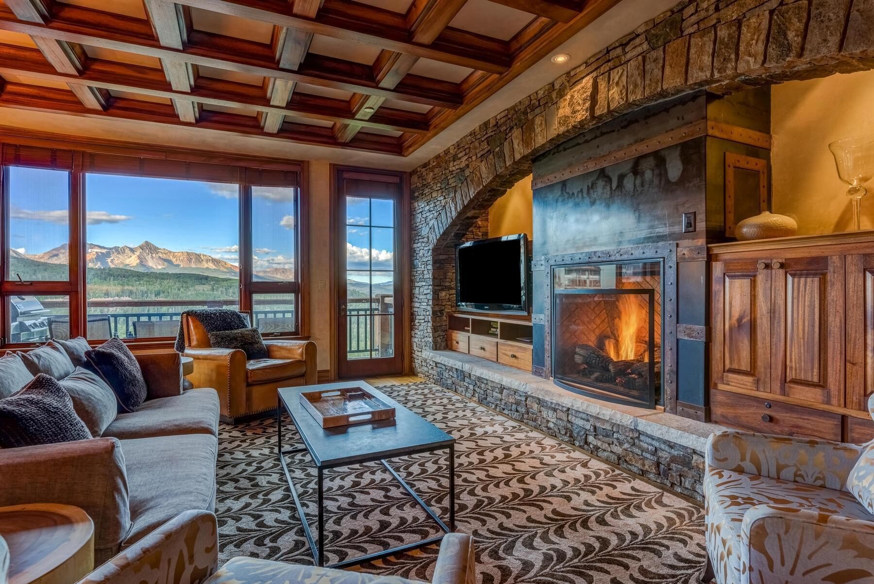 Stunning Mountain Views - Beamed Ceiling - Stone Fireplace -Spacious 3 Bedroom