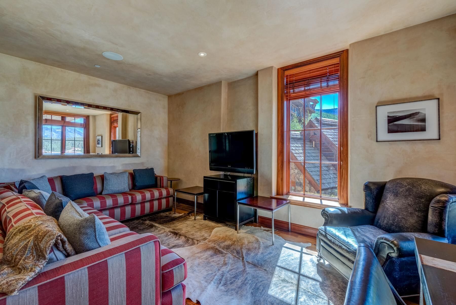 Stunning Mountain Views - Beamed Ceiling - Stone Fireplace -Spacious 3 Bedroom