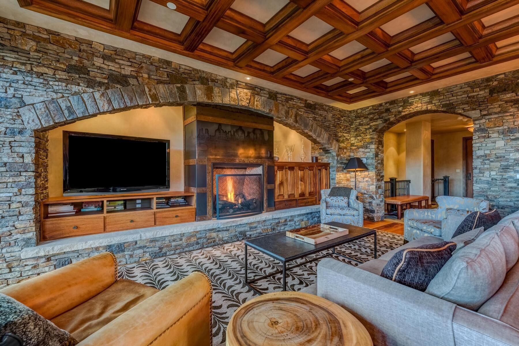 Stunning Mountain Views - Beamed Ceiling - Stone Fireplace -Spacious 3 Bedroom