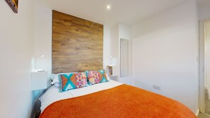 2 bedrooms, desk, iron/ironing board, travel crib - Beautiful Coach House (Gloucester)