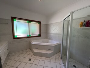 Combined shower/bathtub, hair dryer, towels - 5 Star Farm style resort (Wyee)