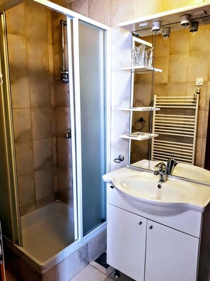 Combined shower/bathtub, hair dryer, towels, soap - Villa Palčić (Novalja)