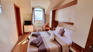 Desk, WiFi (free), bed sheets - Villa Palčić (Novalja)