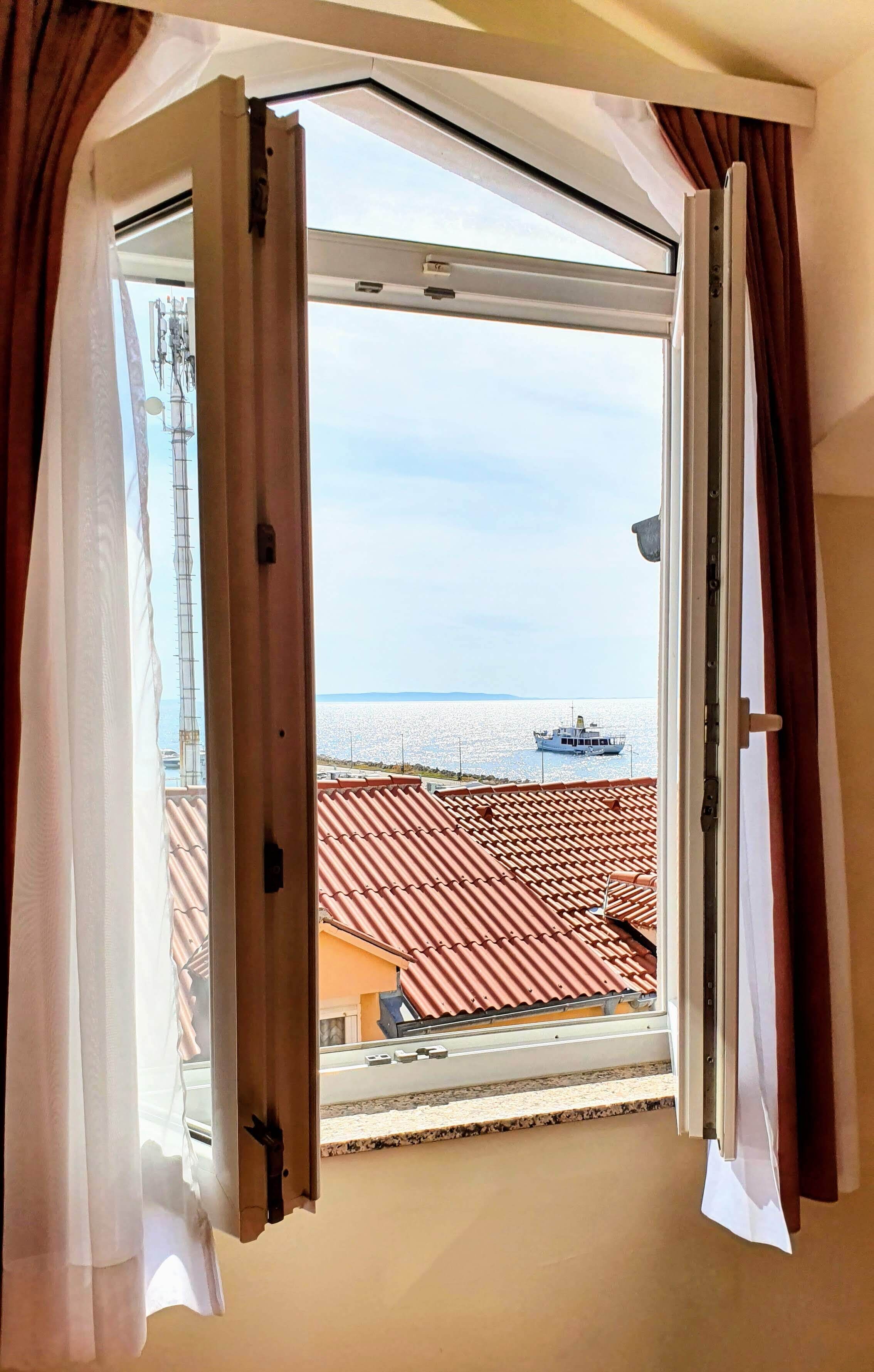 Meja, Wi-fi percuma, cadar katil 