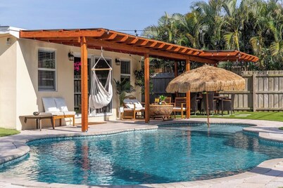 The Palm Garden · Palm Beach Villa Retreat w Pool: Near Beach & Golf