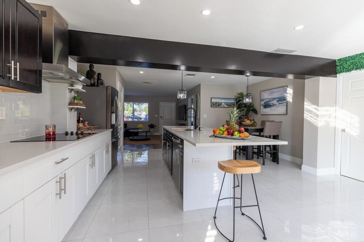 Frigorífico, microondas, horno y placa de cocina