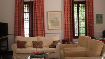 Een open haard en tafelvoetbal