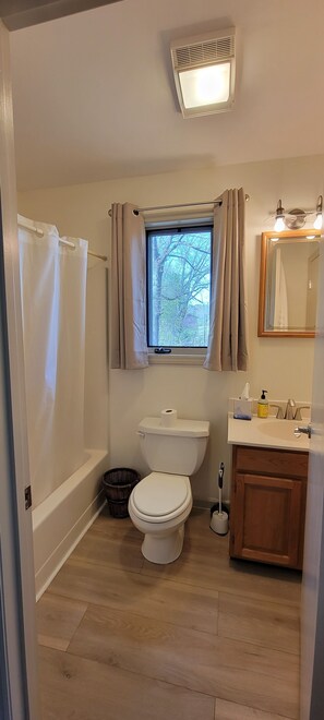 Bathtub, towels, soap, shampoo - Fishing Cottage on a farm w/hot tub, walk to trophy trout fishing (Watauga)