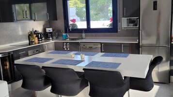 Een koelkast, een microgolfoven, een oven, een vaatwasser