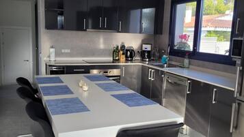 Frigorífico, microondas, horno y lavavajillas