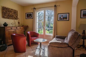TV, fireplace, ping pong, books