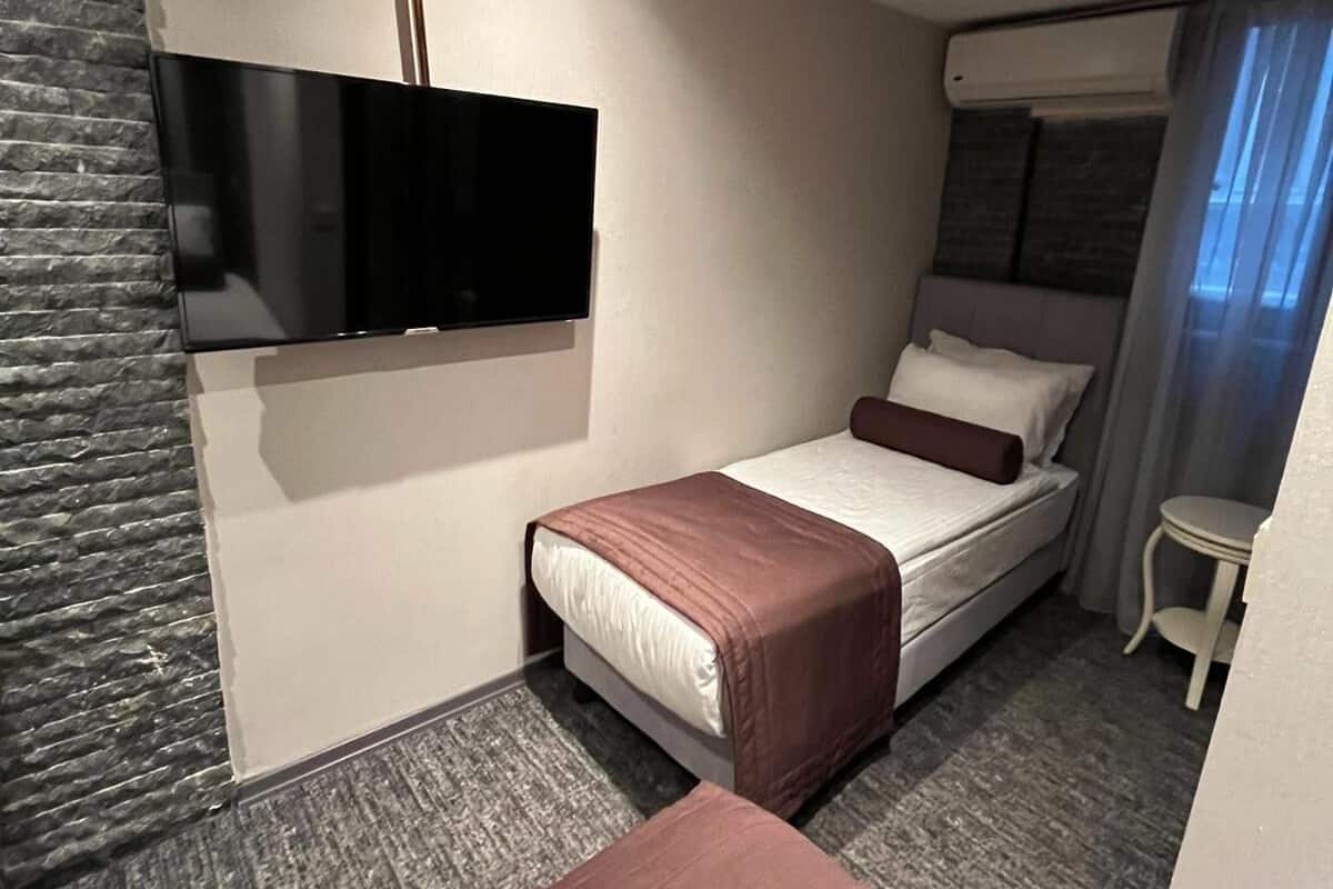 Standard Room | Minibar, in-room safe, desk, blackout drapes