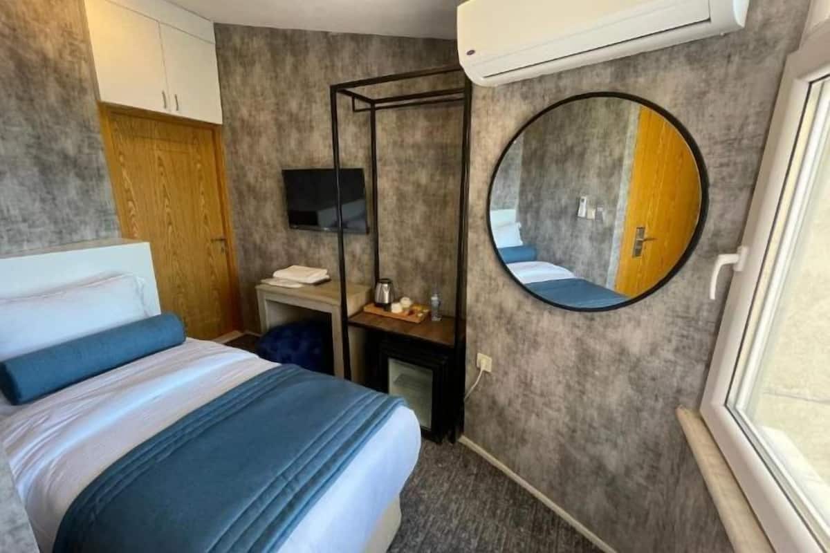 Een minibar, een kluis op de kamer, een bureau, verduisterende gordijnen