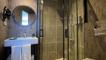Douche, douche à « effet pluie », sÚche-cheveux, peignoirs