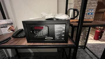 Minibar, caja de seguridad en la habitación y escritorio