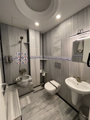Shower, rainfall showerhead, hair dryer, bathrobes - Weingart Seaside Hotel (Istanbul)