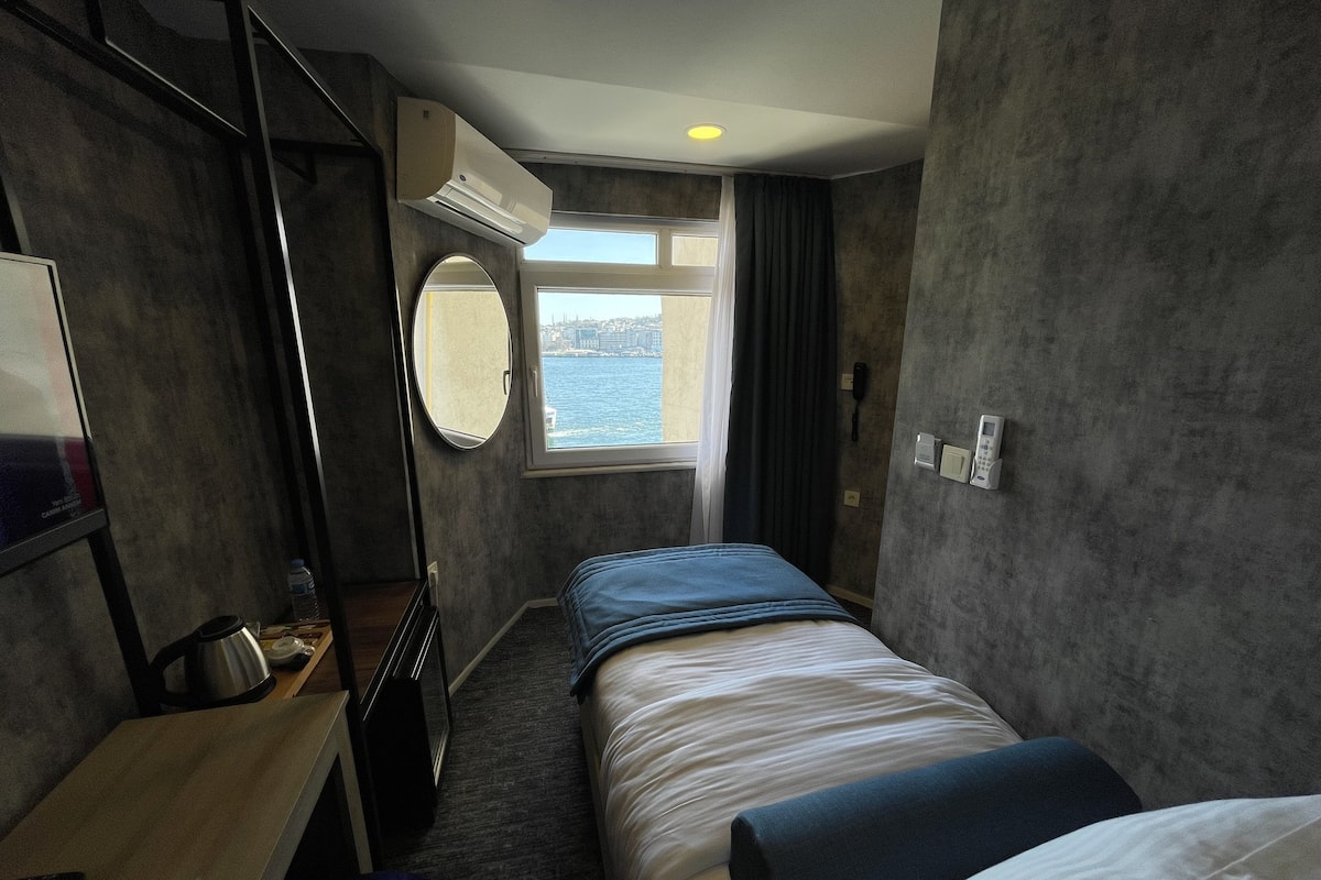 Deluxe Room | Minibar, in-room safe, desk, blackout drapes
