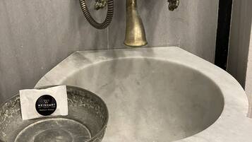 Douche, douche à « effet pluie », sÚche-cheveux, peignoirs